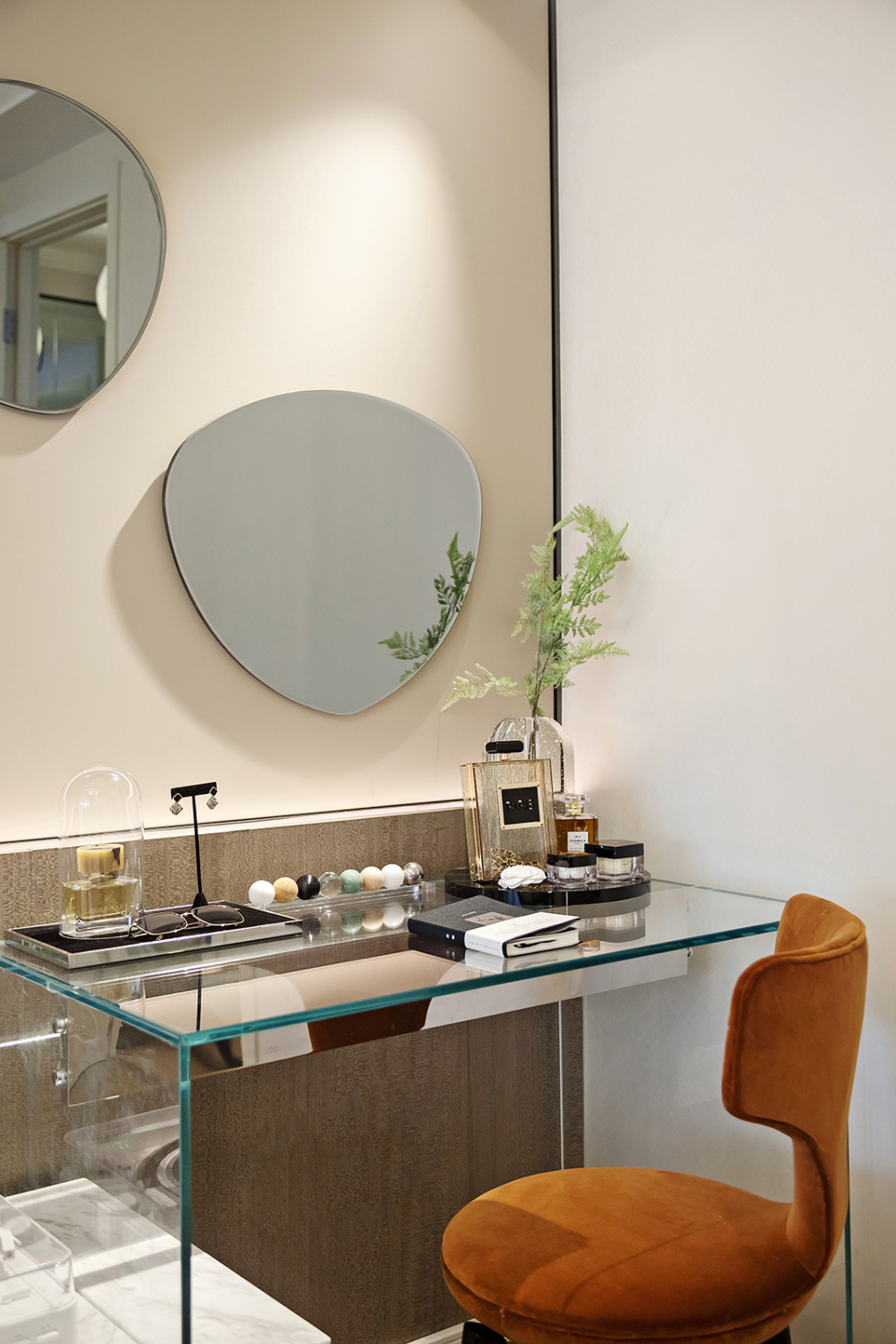 輕奢風格室內(nèi)家裝案例效果圖-梳妝臺 輕奢風格室內(nèi)家裝案例效果圖-梳妝臺