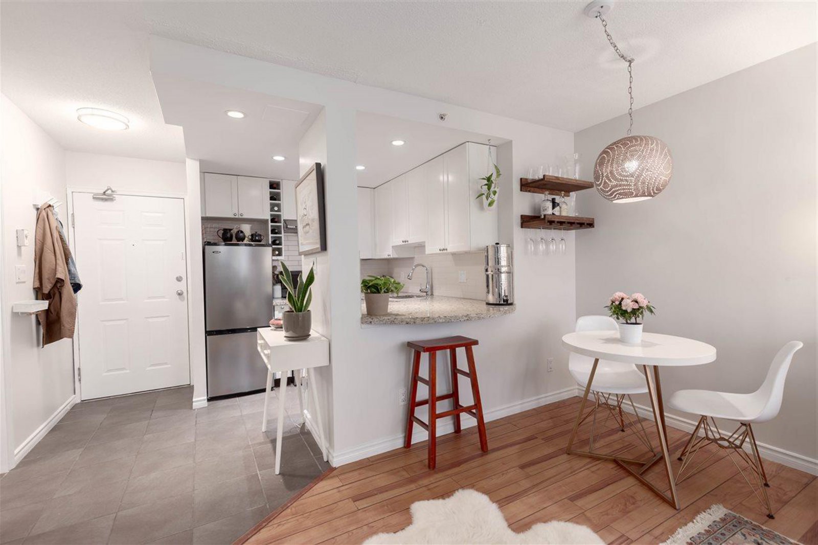 裝修案例現(xiàn)代簡約風(fēng)格室內(nèi)裝修效果圖-餐廳 裝修案例現(xiàn)代簡約風(fēng)格室內(nèi)裝修效果圖-餐廳