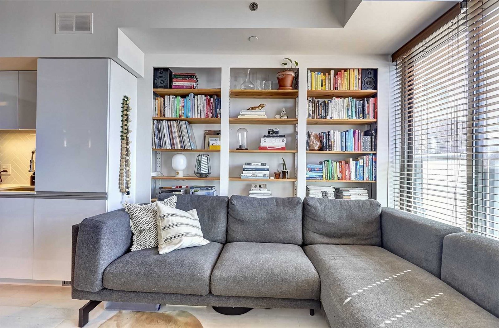 裝修案例現(xiàn)代簡(jiǎn)約風(fēng)格室內(nèi)裝修效果圖-客廳沙發(fā) 裝修案例現(xiàn)代簡(jiǎn)約風(fēng)格室內(nèi)裝修效果圖-客廳沙發(fā)