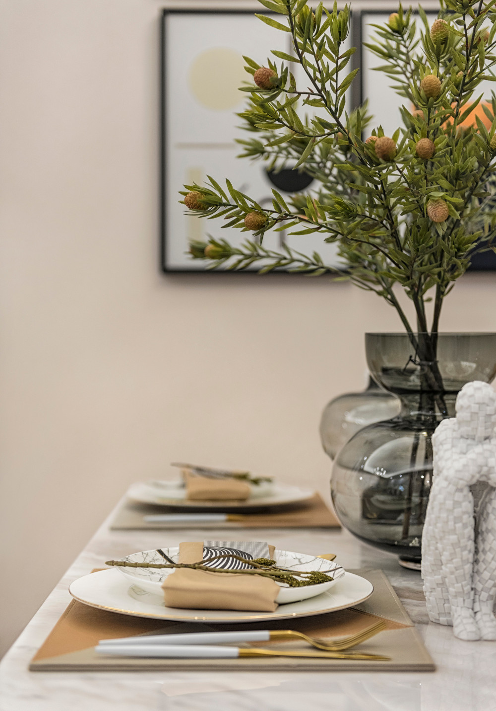 現代簡約風格室內家裝案例效果圖-餐桌餐具 現代簡約風格室內家裝案例效果圖-餐桌餐具