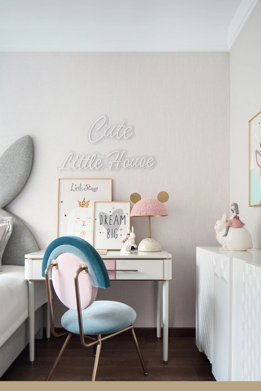 現(xiàn)代簡(jiǎn)約風(fēng)格室內(nèi)設(shè)計(jì)家裝案例-書桌 現(xiàn)代簡(jiǎn)約風(fēng)格室內(nèi)設(shè)計(jì)家裝案例-書桌